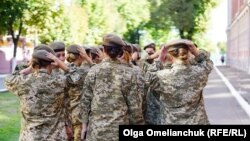 Ҳарбий лицейнинг қиз курсантлари