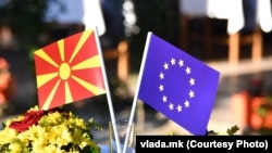 Знамиња на Северна Македонија и Европската унија (Илустрација)