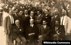 Учасники установчого з'їзду Українського союзу хліборобів-державників. Рейхенау, 4–8 червня 1922 року. Зліва направо сидять: Іван Леонтович, гетьман Павло Скоропадський, В'ячеслав Липинський, Людвіг Сідлецький; стоять Михайло Тимофіїв, Микола Кочубей, Адам Монтрезор, Андрій Білопольський, Михайло Савур-Ципріянович, Ігор Лоський, Володимир Залозецький, Сергій Шемет, Олександр Скоропис-Йолтуховський
