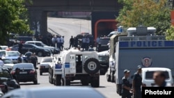 Армения - Полицейские машины заблокировали дорогу, ведущую к зданию полиции, захваченному оппозиционерами, Ереван, 17 июля 2016 г.