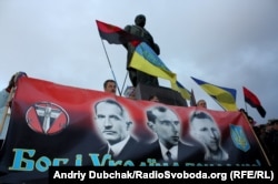 Мітинг з нагоди свята Покрови та річниці УПА. На банері портрети Євгена Коновальця, Степана Бандери та Романа Шухевича (зліва направо). Київ, 14 жовтня 2011 року