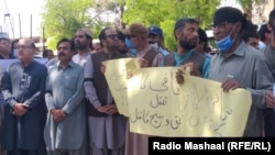 Journalists protest on April 25 in Quetta to demand the Balochistan government arrest the killers of a local journalist who was shot dead on April 25. 