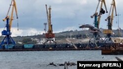 Ілюстраційне фото. Потяг із вагонами для перевезення зерна у Феодосії, Крим, жовтень 2024 року