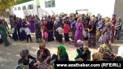 People line up in front of a Turkmen state grocery store to buy cooking oil. (file photo)