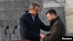 Ukrainian President Volodymyr Zelenskiy (left) and Greek Prime Minister Kyriakos Mitsotakis in Odesa on March 6.