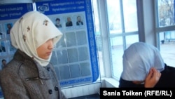 Kazakh university students wearing the hijab. (file photo)