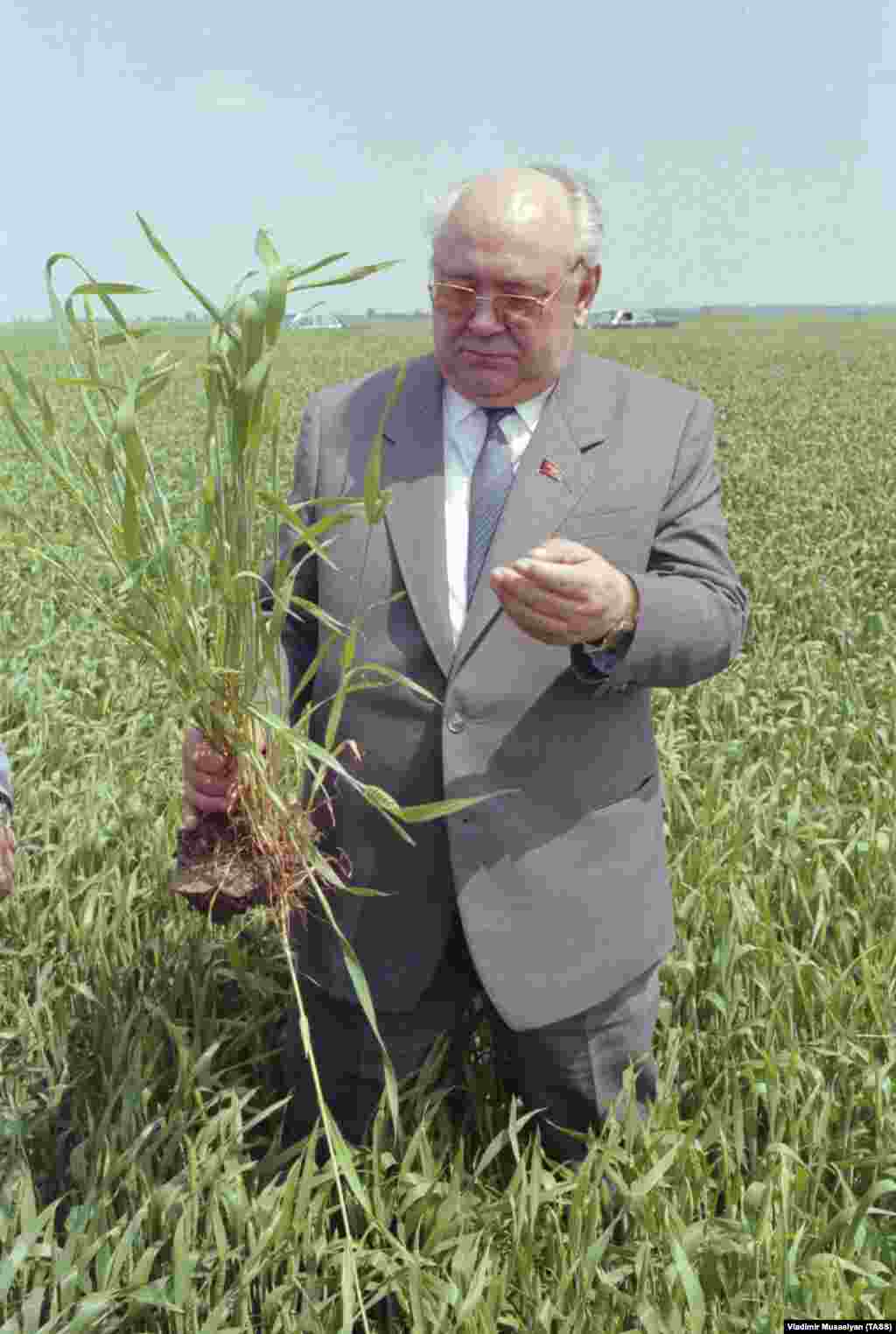 An official at a farm in Croatia in 1988. By the 1980s, Yugoslavia’s economic problems were compounded by huge debts from the massive foreign loans taken out during the Tito era. 