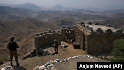 په خيبر کې د پوځ سرتېري پهره کوي ـ پخوانی انځور.