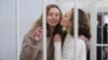 Дар’я Чульцова і Кацярына Андрэева пасьля абвяшчэньня прысуду ў 2 гады агульнага рэжыму. Менск, 18 лютага 2021