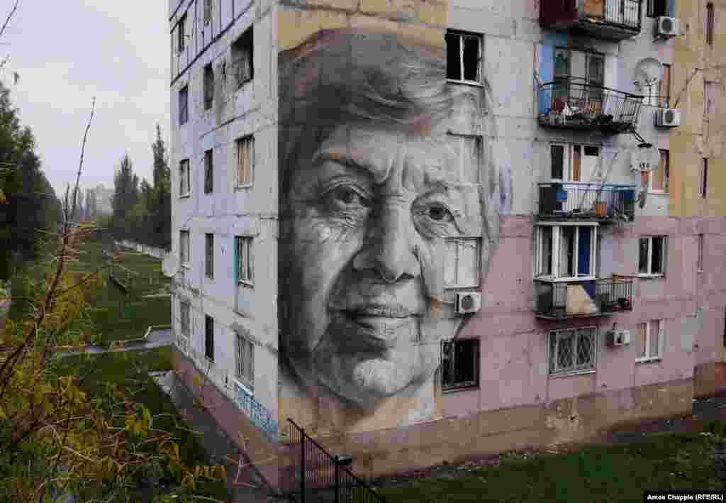 The finished portrait. Van Helten's work has been a huge boon for some small towns. By the time he left Avdiyivka, locals were beginning to gather and photograph the artwork. 