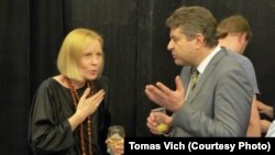 Ленка Віхова та посол Євген Перебийніс після показу «Кіборгів»