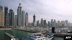 حجم مبادلات تجارى ایران و امارات متحده عربی در سال ۲۰۰۹، هشت میلیارد دلار بوده است که بیشتر آن به صادرات مجدد کالا از دوبى به ایران مربوط مى‌شود.