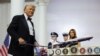 În prima sa zi înapoi în Casa Albă, Donald Trump a semnat o serie de ordine executive care scot SUA din Acordul Climatic de la Paris și OMS, încearcă să redefinească cetățenia americană și grațiază oamenii care au luat cu asalt Capitoliul în 6 ianuarie 2021.