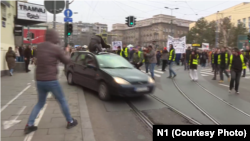 U Beogradu je vozač automobila studentkinju udario na trotoaru, nakon čega je devojka odletela na krov automobila. Nekoliko sekundi kasnije, ona je sa krova automobila pala na ulicu, 16. januara 2025.