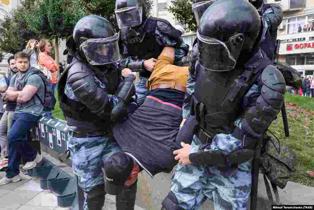 The authorities had warned they would take “all necessary measures” to stop the unauthorized rally. These police officers appeared to take those words to heart, as they detained a man on Pushkinskaya Square in the city center. 