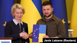 Президент Еврокомиссии Урсула фон дер Ляйен передала президенту Украины Владимиру Зеленскому опросник по предоставлению статуса страны-кандидата на вступление в ЕС