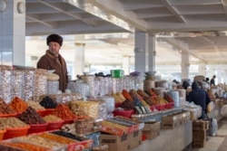 Vendors at the Samarkand bazaar