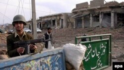 د شمالي وزيرستان په ميرامشا بازار کې د وسلوالو خلاف د پاکستان پوځ د عملياتو پر مهال ګڼ مارکېټونه او دوکانونه وران شوي ول ـ انځور له ارشيفه