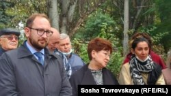 Адвокат Микола Полозов (ліворуч), адвокат Еміне Авамілєва (по центру) та Левіза Джелялова, дружина Нарімана Джелялова (праворуч), Сімферополь, Крим, жовтень 2021 року