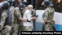 Масові затримання біля управління ФСБ Росії в окупованому Сімферополі. Крим, 4 вересня 2021 року