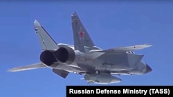 Російський винищувач МіГ-31 із гіперзвуковою ракетою «Кинджал» під час навчань, 19 липня 2018 року