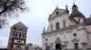 Касьцёл Божага Цела ў Нясьвіжы (справа), архіўнае фота