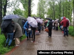 Валянтэры ля ІЧУ на завулку Акрэсьціна, архіўнае фота