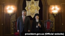 Петро Порошенко і Вселенський патріарх Варфоломій під час зустрічі. Стамбул, Туреччина 9 квітня 2018