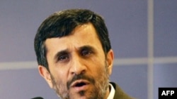 محمود احمدی نژاد خواستار « تشکيل هيئتی متشکل از صاحب نظران، خبرگان و دانشگاهيان دلسوز و کارآمد برای بررسی وضع موجود و رفع ضعف ها و موانع و ايجاد هماهنگی کامل بين بخش های گوناگون دست اندرکار برای حضور درخشان تردر ميدان های ورزشی آينده» شد.(عکس: AFP)