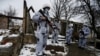Separatiștii susținuți de Rusia,în satul Zholobok din estul regiunii Luhansk, 23 martie 2021