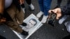 Демонстрант стоїть на фотографії президента Башара Асада під час протесту біля сирійського консульства в Стамбулі, 8 грудня 2024 року