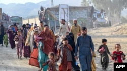 یوشمېر افغانان د تورخم له لارې هېواد ته ستنېږي - پخوانی انځور. 