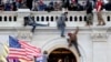 Pro-Trampovi sljedbenici upadaju u zgradu američkog Kapitola 6. januara 2021. u Washingtonu, DC. (REUTERS/Leah Millis)