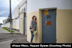 Вольга Севярынец чакае мужа каля менскага ізалятару на Акрэсьціна 22 ліпеня 2020 году. Тады яшчэ была надзея, што перасьлед Паўла абмяжуецца адміністрацыйным пакараньнем