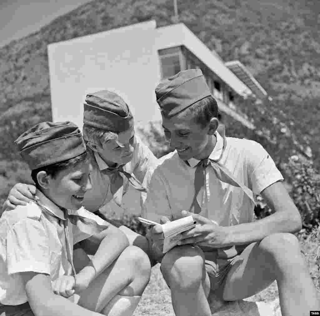 Artek vacationers in 1972. The camp featured three swimming pools, a film studio, and a 7,000-seat stadium for performances and sporting events. 