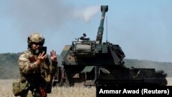 Українські військовослужбовці ведуть вогонь по позиціях російської армії із самохідної гаубиці AHS Krab. Донецька область, 23 серпня 2022 року