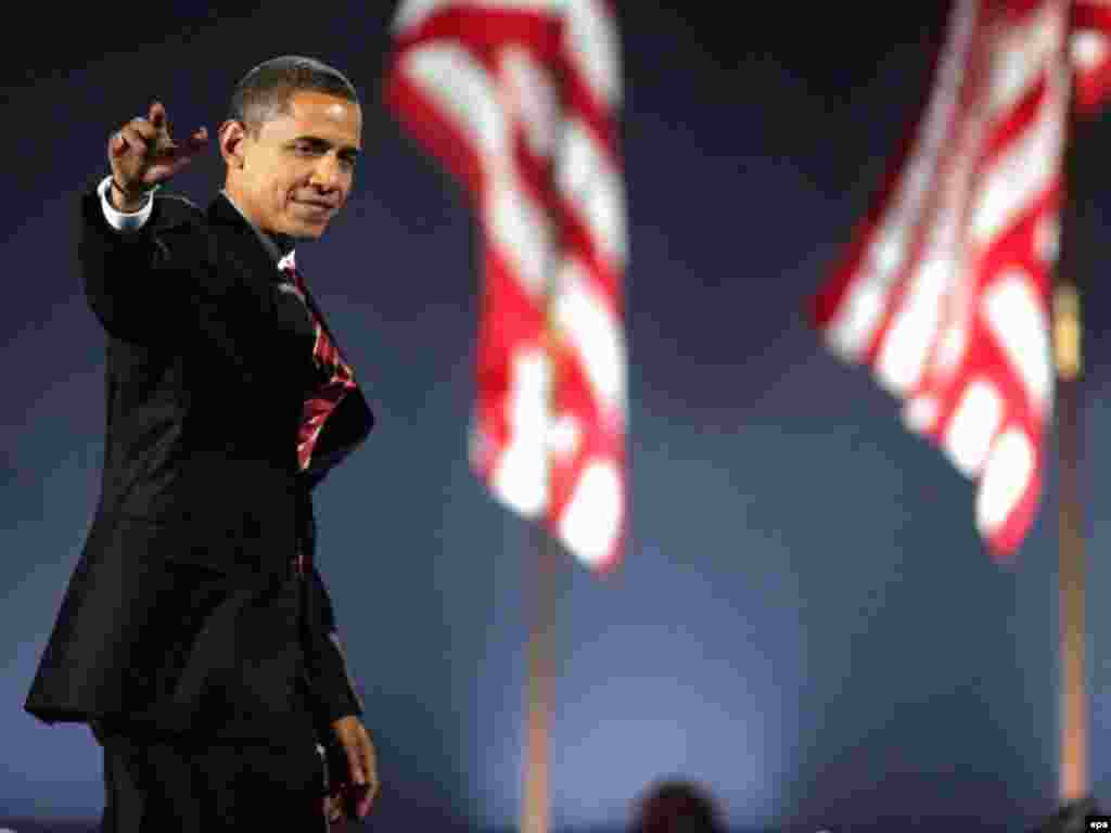 U Chicagu... - Nakon objavljenih rezultata Barack Obama pozdravlja svoje glasače, 4.11.2008.