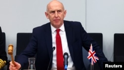 John Healey brit védelmi miniszter a NATO brüsszeli központjában 2025. április 10-én
