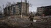 Український військовий у прифронтовому місті Вугледар, 25 лютого 2023 року