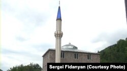 The minaret at the Chela mosque, before its removal