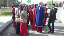 Diňle: Hukuk toparlary Türkmenistanda mejbury çärelere garşy kampaniýa alyp barmaga çagyrylýar - raýatlar
