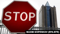 Знак пред седиштето на руската компанија Газпром во Москва 