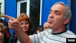 Garry Kasparov leaves a police station in central Moscow on August 17.