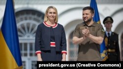 Президент України Володимир Зеленський та посол США в Україні Бріджит Брінк беруть участь у церемонії вручення вірчих грамот у Києві. 2 червня 2022 року