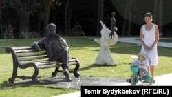 Чыңгыз Айтматовдун Ысык-Көлдөгү эстелиги.