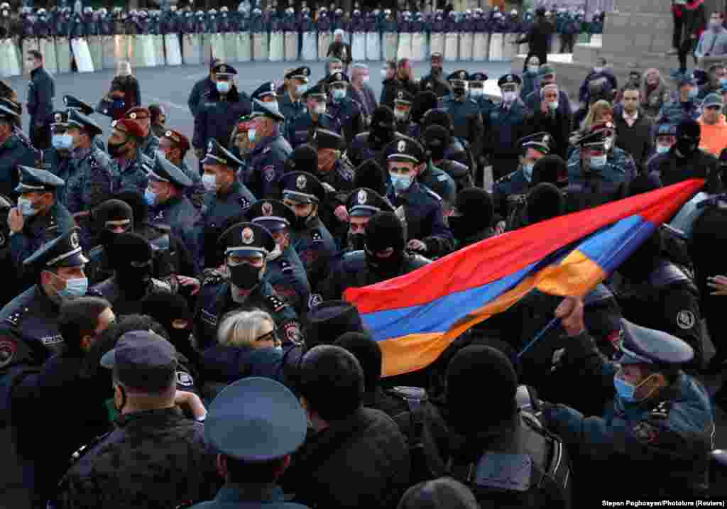 A number of demonstrators who refused to leave the area were detained by security forces.
