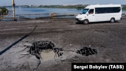 Антонівський міст через Дніпро, який з’єднує окупований Херсон із лівобережжям, після перших ударів по ньому ЗСУ. Херсон, 20 липня 2022 року