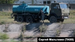 Автоцистерна во время забора воды в пруду села Константиновка Симферопольского района, август 2020 года