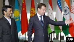 Russian President Dmitry Medvedev (right) welcomes his Iranian counterpart Mahmud Ahmadinejad to Yekaterinburg.