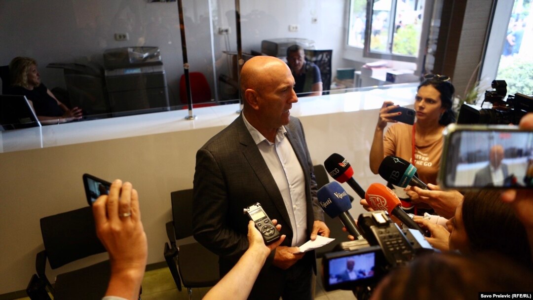 'Ja sam legitimni predsjednik Opštine. Kad sud donese presudu ja ću predati pečat', rekao je novinarima Carević